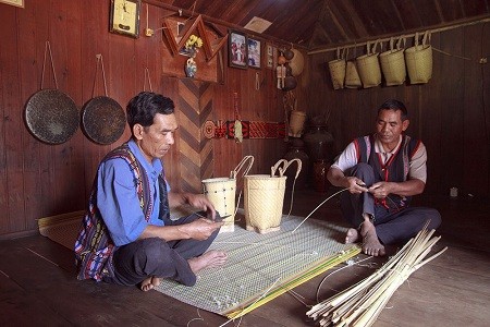 Kunst zum Flechten von Rückentragekorb der Chu Ru bewahren - ảnh 1